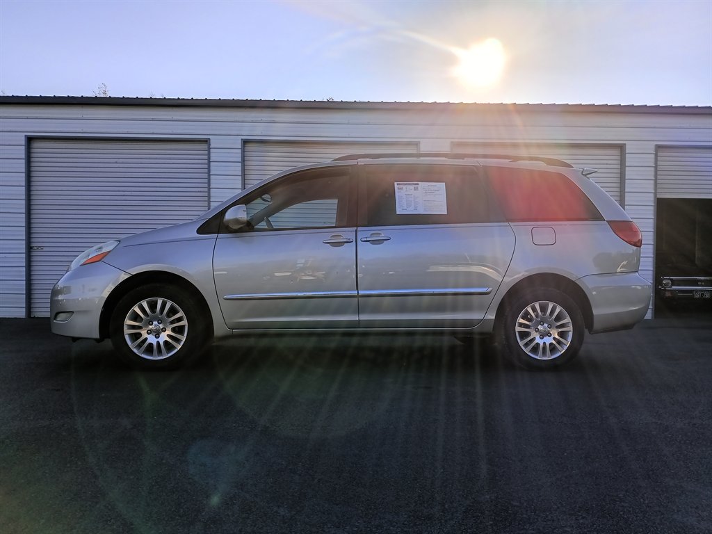 2009 Toyota Sienna XLE's photo