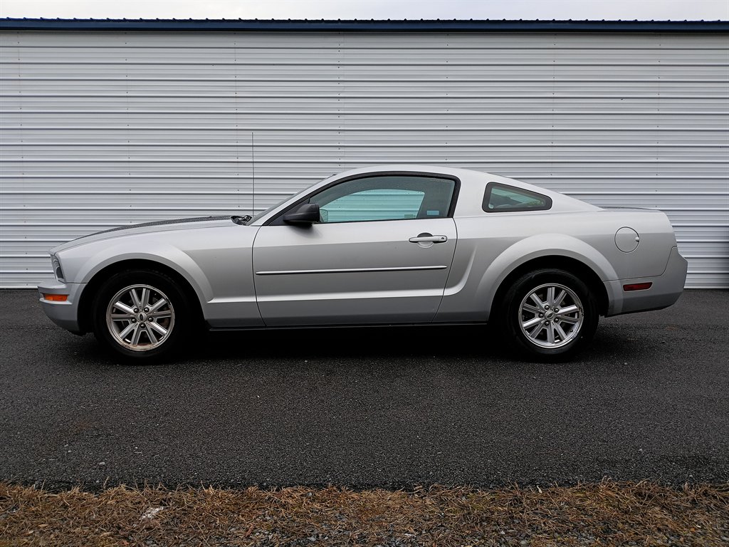 2007 Ford Mustang Deluxe