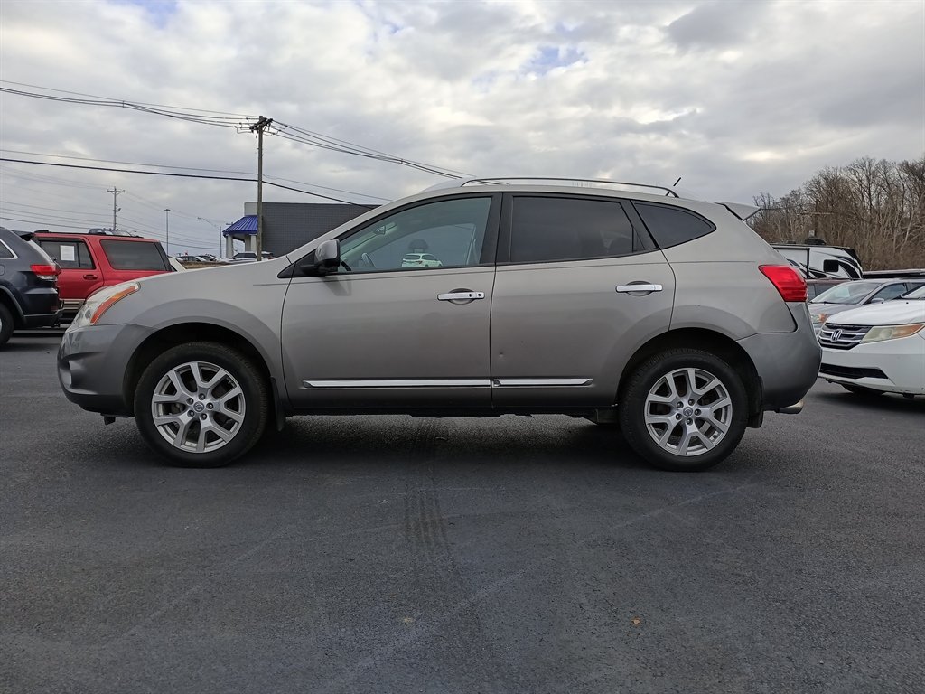 2013 Nissan Rogue SV's photo