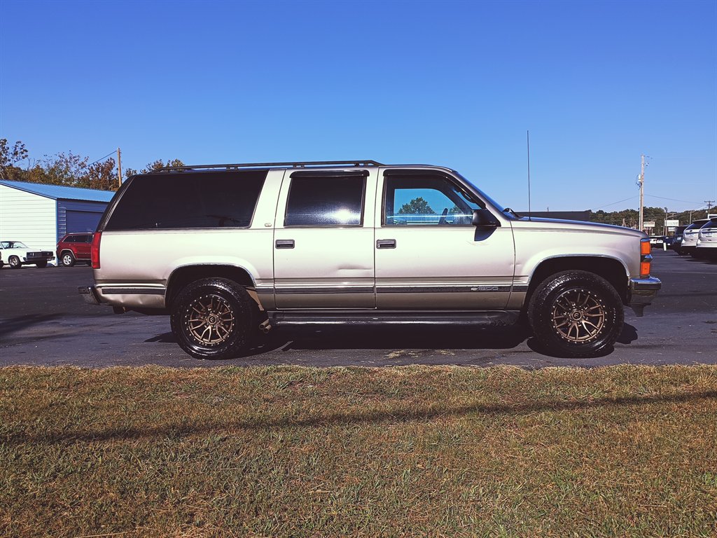 1999 Chevrolet Suburban Base